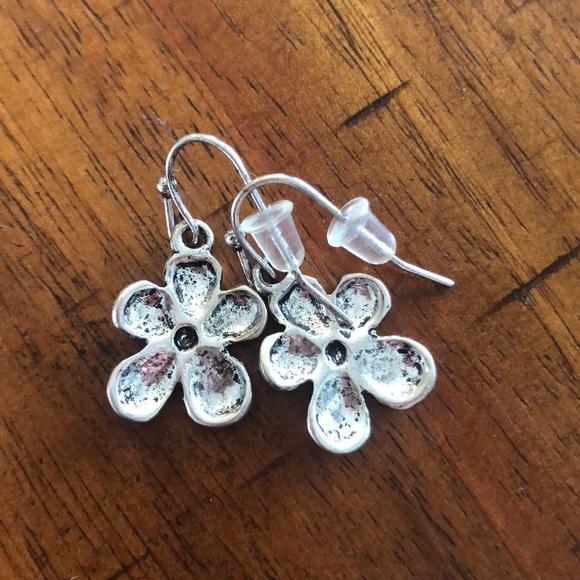 Silver tone flower earrings - Picture 2 of 3